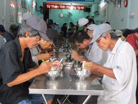 Chuyện lạ giữa Sài Gòn: Suất cơm bằng cốc trà đá, no, sạch, ngon ảnh 2