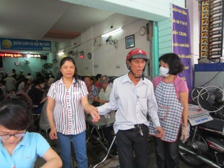 Chuyện lạ giữa Sài Gòn: Suất cơm bằng cốc trà đá, no, sạch, ngon ảnh 3