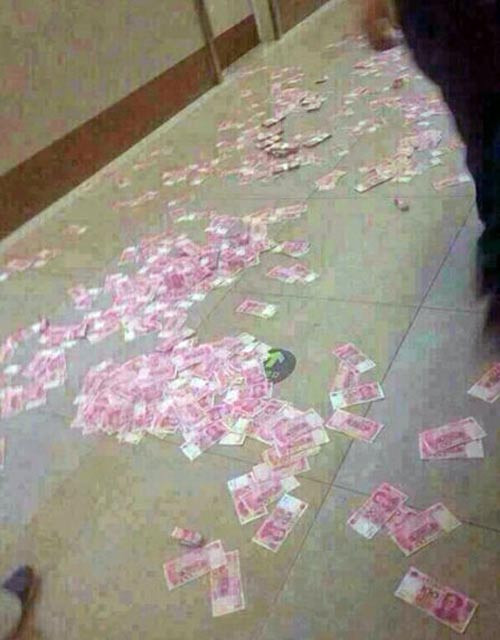 Nam thanh niên ném cả bọc tiền vào mặt bạn gái cũ ảnh 2