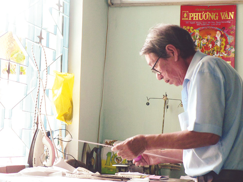 Thỏi ngọc rắn được ông Lý Quốc Hải giới thiệu với phóng viên. Ảnh: Nguyễn Huy. Thỏi ngọc rắn được ông Lý Quốc Hải giới thiệu với phóng viên. Ảnh: Nguyễn Huy