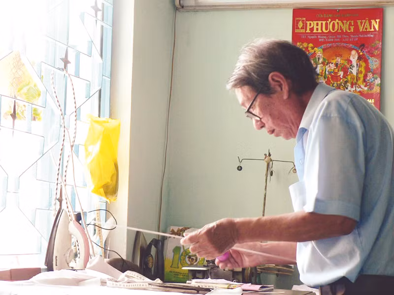 Thỏi ngọc rắn được ông Lý Quốc Hải giới thiệu với phóng viên. Ảnh: Nguyễn Huy