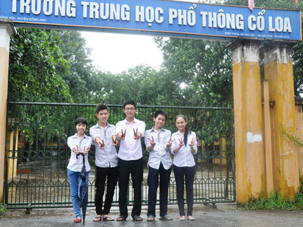 Các thủ khoa, á khoa đến từ lớp 12A1 Trường THPT Cổ Loa, H.Đông Anh, Hà Nội (từ trái sang phải): Đào Thu Hường, Bùi Chí Hướng, Nguyễn Dương Dũng, Lại Quang Hưng, Nguyễn Thị Thu Hà - Ảnh: Thúy Hằng