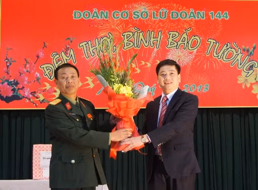 Bí thư T.Ư Đoàn Nguyễn Long Hải (bên phải) chúc Tết, tặng quà cán bộ, chiến sĩ Lữ đoàn 144