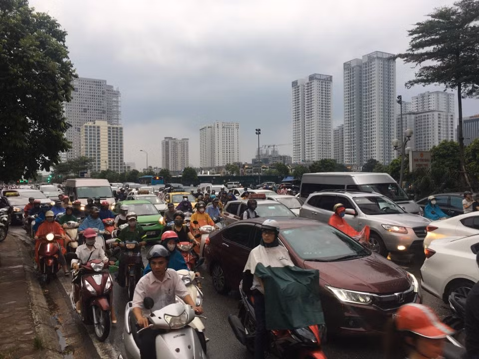 Mưa lớn kèm gió giật, cây đổ trúng người ở Hà Nội trước bão ảnh 2 Mưa lớn kèm gió giật, cây đổ trúng người ở Hà Nội trước bão ảnh 2