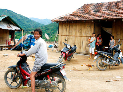 Chưa có tiền đền bù, nhưng hầu hết các hộ tái định cư lên thôn Trà Veo (Trà Xinh) đều sắm xe máy, ti vi, tủ lạnh. Chưa có tiền đền bù, nhưng hầu hết các hộ tái định cư lên thôn Trà Veo (Trà Xinh) đều sắm xe máy, ti vi, tủ lạnh