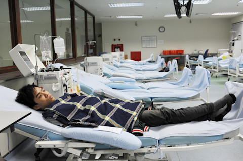 Nguyễn Chí Minh (21 tuổi, sinh viên Đại học Nông nghiệp Hà Nội) tới hiến máu tình nguyện. 