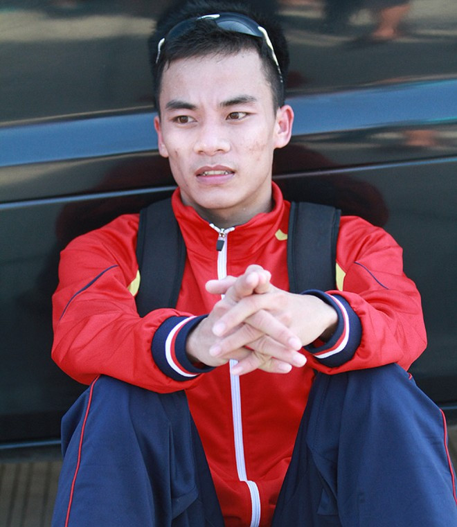 Thanh Ngưng thất vọng vì bị hủy kết quả, ngồi vật luôn xuống ven đường. Thanh Ngưng thất vọng vì bị hủy kết quả, ngồi vật luôn xuống ven đường