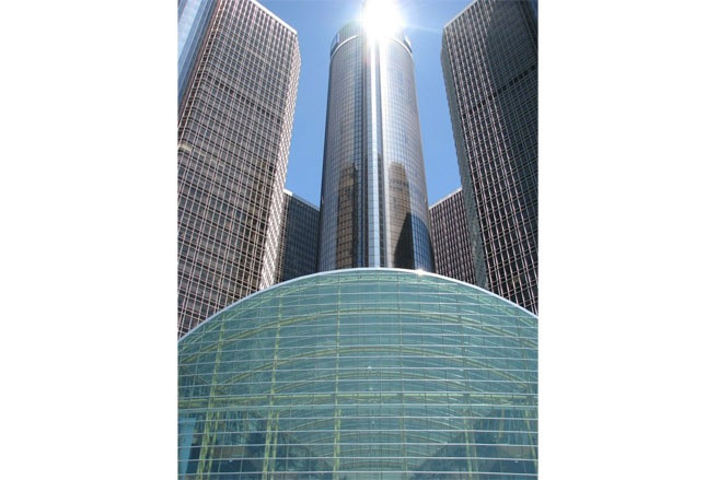 Trung tâm Phục hưng General Motors của hãng xe GM có 5 tòa tháp riêng biệt. Trong đó, tòa tháp trung tâm có nhà hàng Coach Insignia nổi tiếng nằm trên tầng áp mái