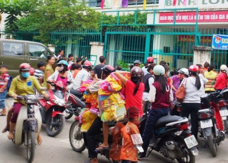 Rất đông phụ huynh không biết vẫn đưa con đến trường 
