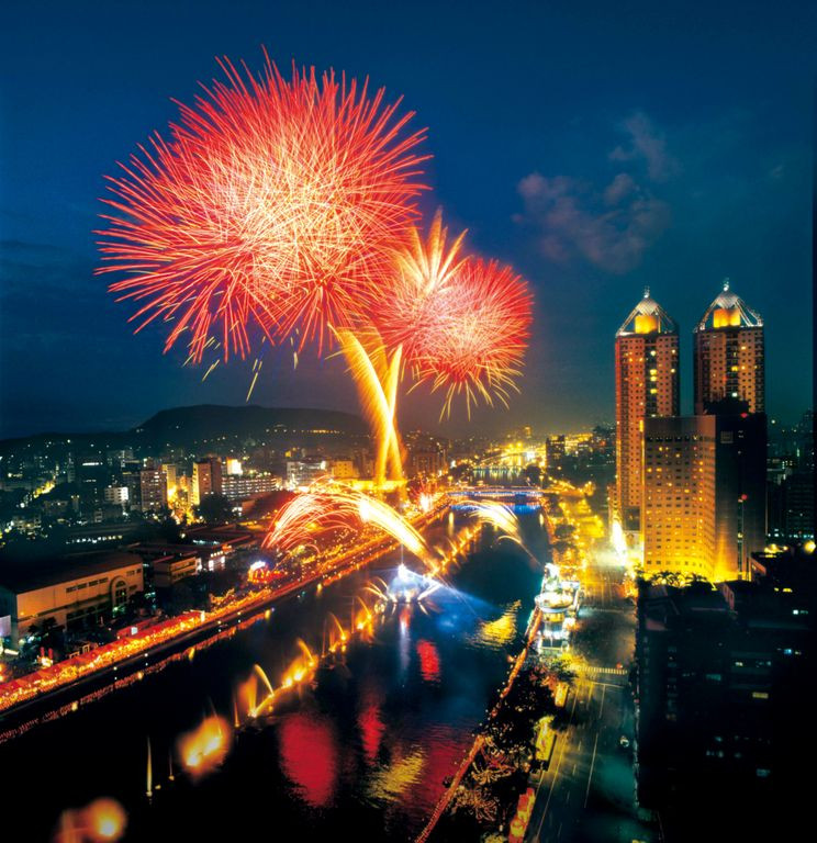 Du khách sẽ được hòa nhịp vào không khí bắn pháo hoa ngày tết 