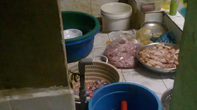 Thịt cá để ngay cạnh nhà vệ sinh và khu vực rửa chén của nhà bếp quán ăn MV