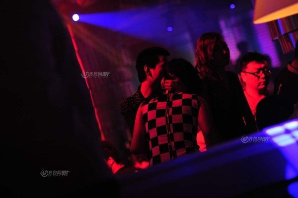 Những nam thanh nữ tú quay cuồng trong tiếng nhạc, ánh đèn. Rũ bỏ áp lực của công việc, cuộc sống, nhiều người say trong tiếng nhạc, men rượu và khói thuốc trắng