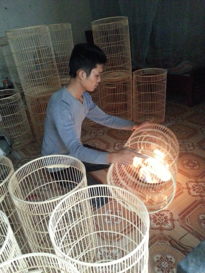 Làm lồng chim khá tỉ mẩn với nhiều công đoạn khác nhau. Ảnh: Phương Nhung. Làm lồng chim khá tỉ mẩn với nhiều công đoạn khác nhau. Ảnh: Phương Nhung