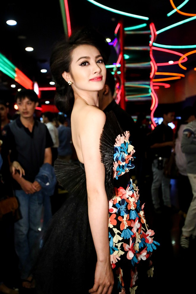 Người đẹp của Âm mưu giày gót nhọn - Trương Nhi