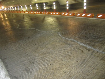 Vết rạn nứt xuất hiện khắp hầm