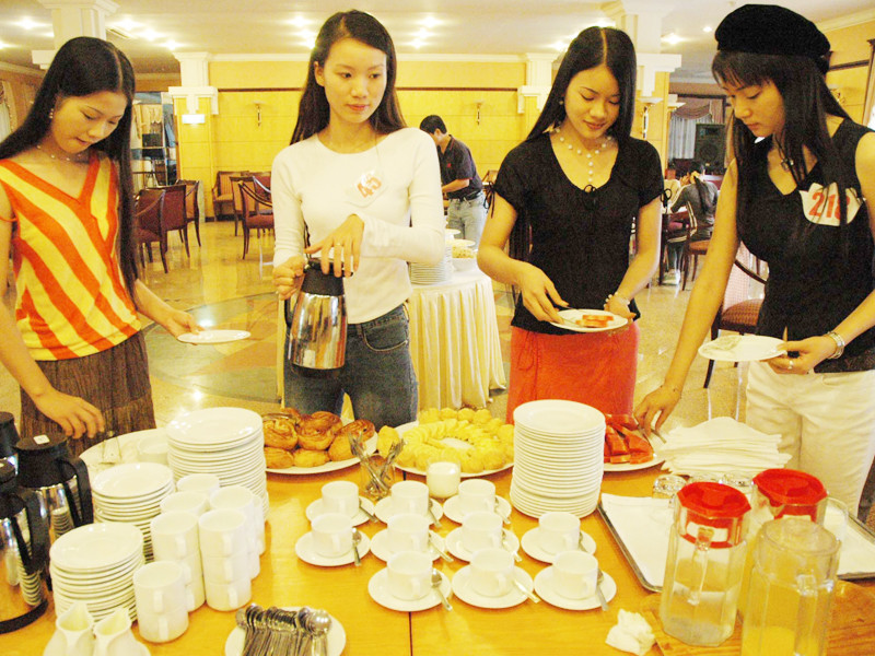 Bữa sáng của các người đẹp (Cuộc thi Hoa hậu Việt Nam 2004). Ảnh: Hồng Vĩnh