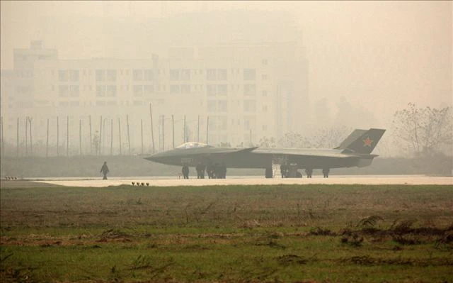 Nhiều người tập trung tại đường băng khi J-20 hạ cánh. Ảnh: Xinhua