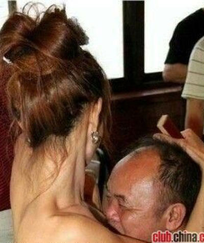 Các quan chức không ngại vung hẳn 5.000 nhân dân tệ để có được tấm vé vào cửa và bú sữa trực tiếp. Ảnh: CHINA.COM . Các quan chức không ngại vung hẳn 5.000 nhân dân tệ để có được tấm vé vào cửa và bú sữa trực tiếp. Ảnh: CHINA.COM