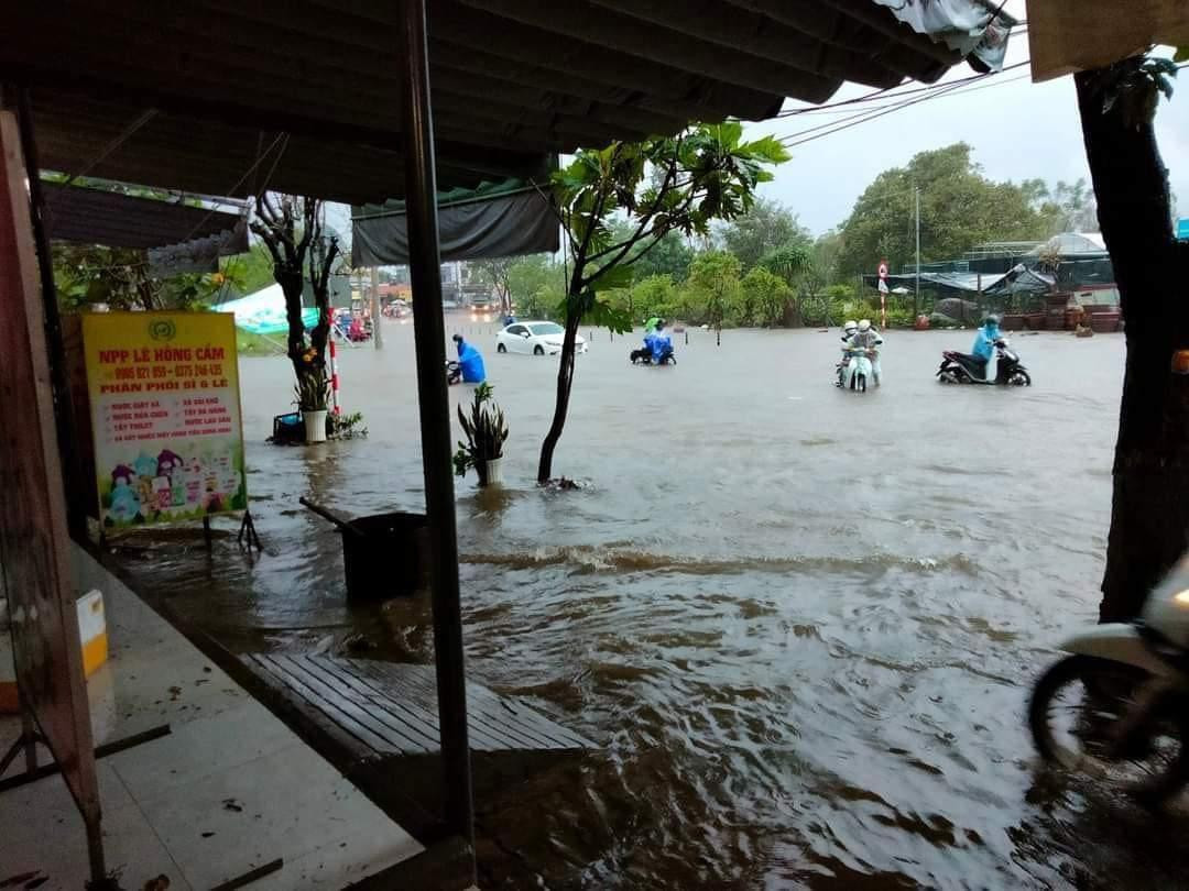 Người dân cho hay nước dâng cao từ đêm qua, đến sáng nay mực nước tiếp tục lên cao. Người dân cho hay nước dâng cao từ đêm qua, đến sáng nay mực nước tiếp tục lên cao.