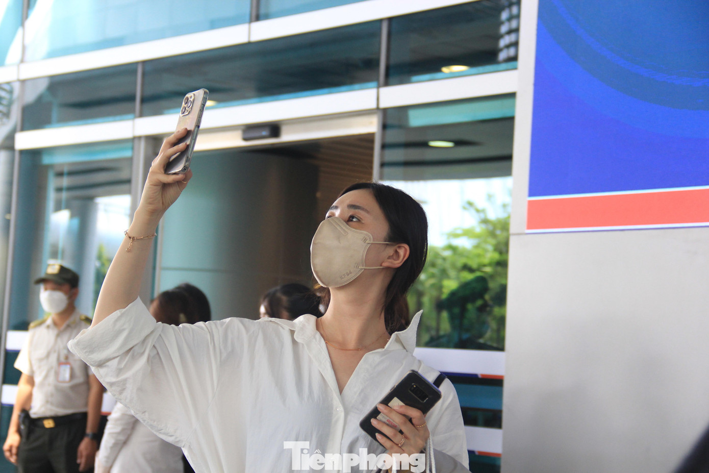 Nữ du khách Hàn Quốc check-in khi tới sân bay Đà Nẵng.