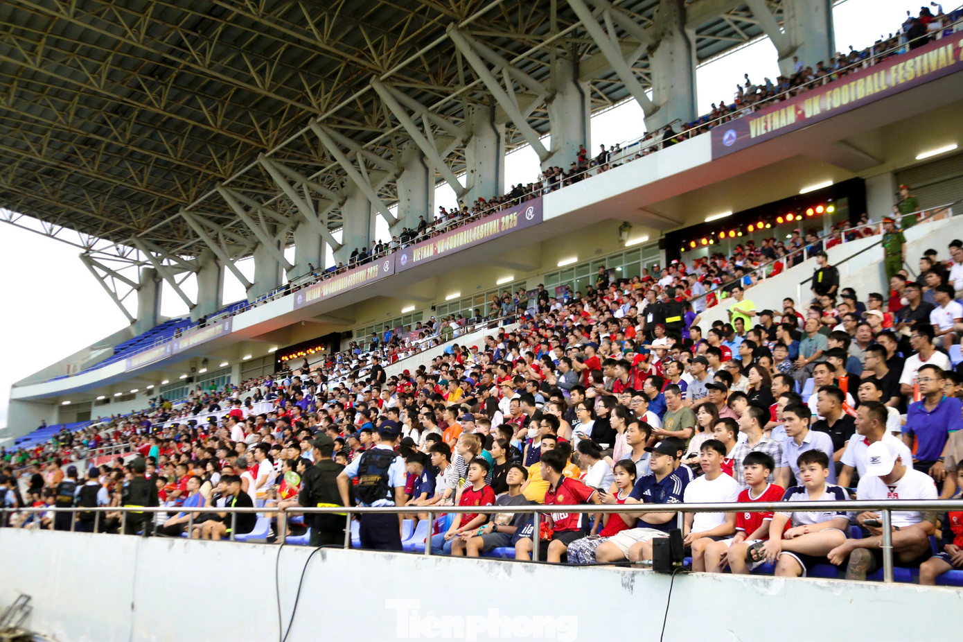 Chiều 27/6, hàng ngàn người hâm mộ các ngôi sao bóng đá Manchester United (MU) đã có mặt trên sân vận động Hoà Xuân (quận Cẩm Lệ, TP Đà Nẵng).