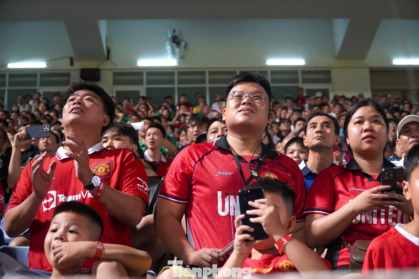 Fan MU nhuộm đỏ khán đài sân vận động Hoà Xuân. Các fan &quot;Quỷ đỏ&quot; còn mang theo áo, bóng và các vật phẩm khác để chờ được các ngôi sao MU ký tặng sau trận đấu.