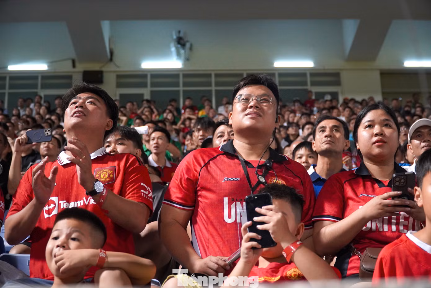 Fan MU nhuộm đỏ khán đài sân vận động Hoà Xuân. Các fan "Quỷ đỏ" còn mang theo áo, bóng và các vật phẩm khác để chờ được các ngôi sao MU ký tặng sau trận đấu.