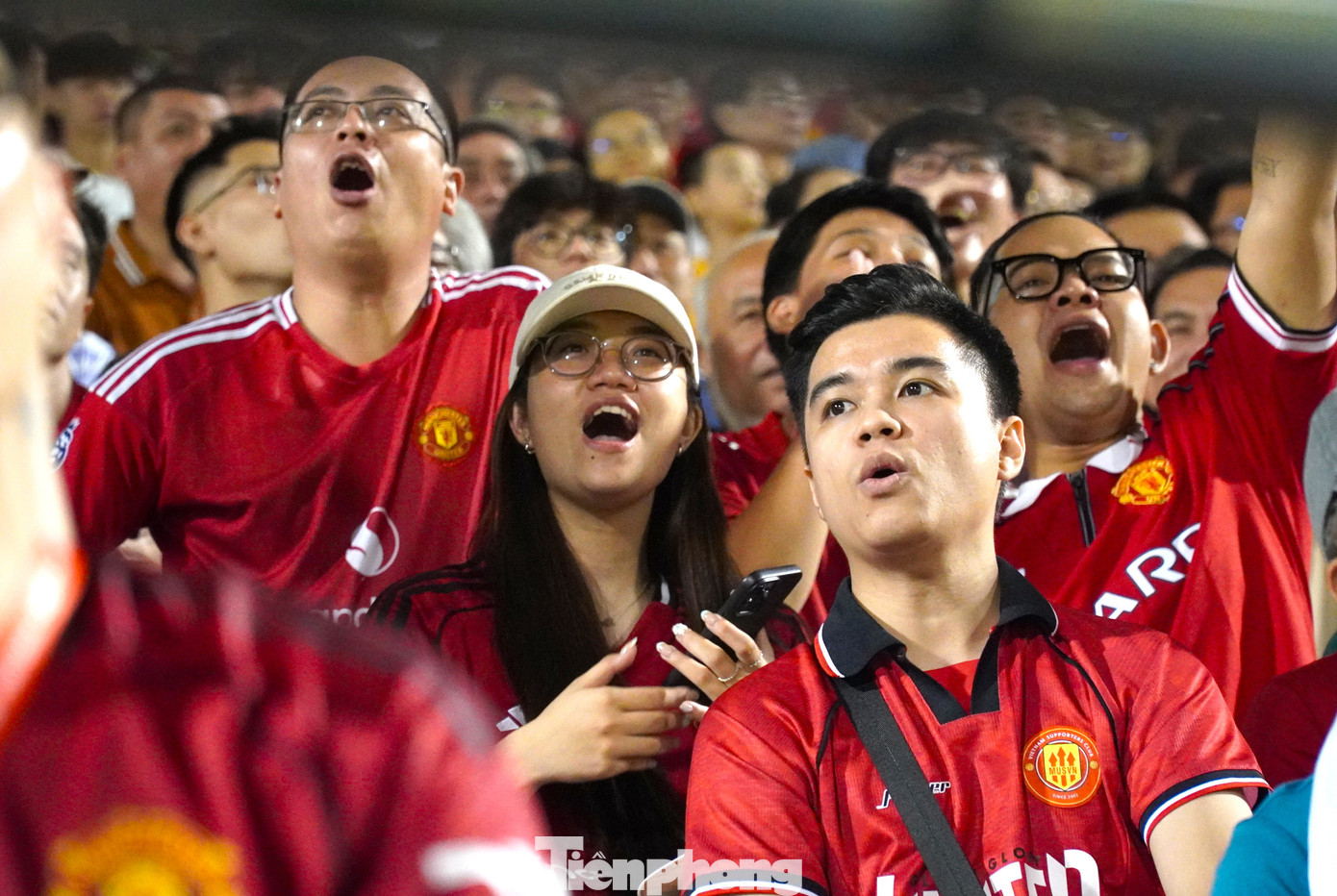 Fan MU nhuộm đỏ khán đài sân vận động Hoà Xuân. Các fan &quot;Quỷ đỏ&quot; còn mang theo áo, bóng và các vật phẩm khác để chờ được các ngôi sao MU ký tặng sau trận đấu.