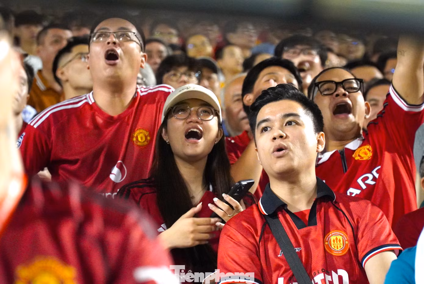 Fan MU nhuộm đỏ khán đài sân vận động Hoà Xuân. Các fan "Quỷ đỏ" còn mang theo áo, bóng và các vật phẩm khác để chờ được các ngôi sao MU ký tặng sau trận đấu.