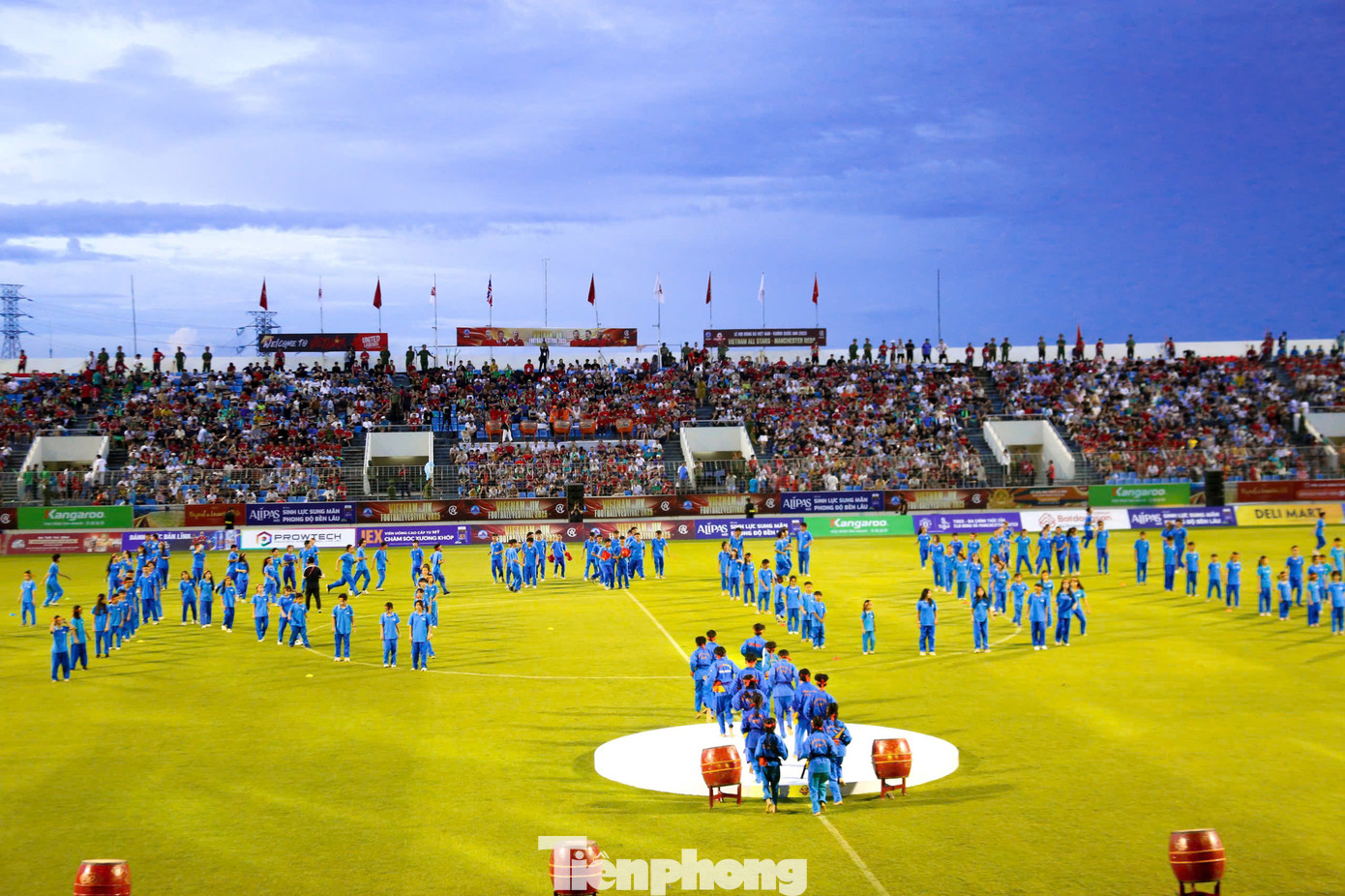 Sân vận động Hòa Xuân được “đốt cháy” bằng chương trình nghệ thuật sôi động với sự tham gia của ca sĩ Phạm Anh Khoa, Hoàng Bách…