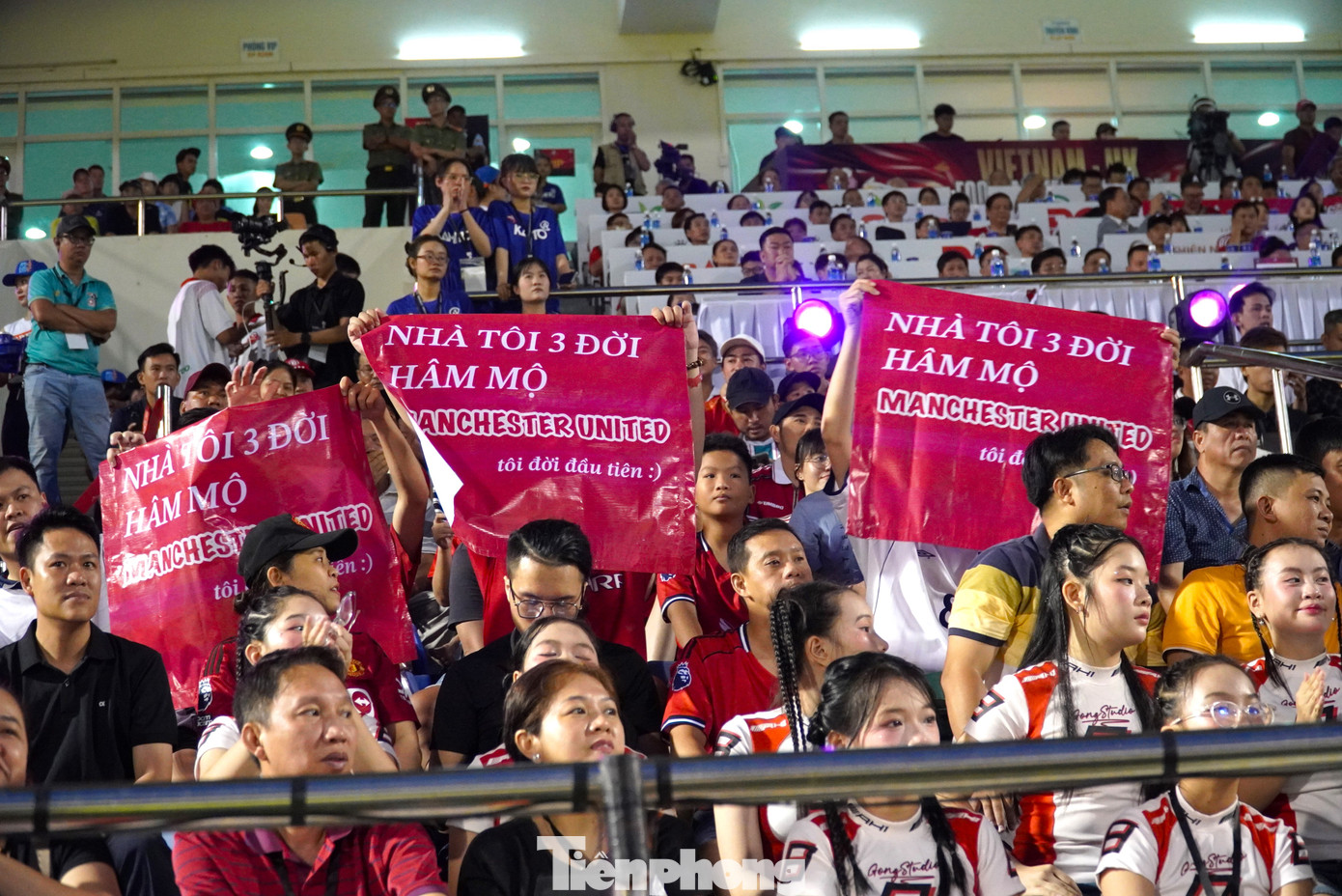 Hàng nghìn CĐV cùng những băng rôn hài hước đến cổ vũ 2 đội bóng.