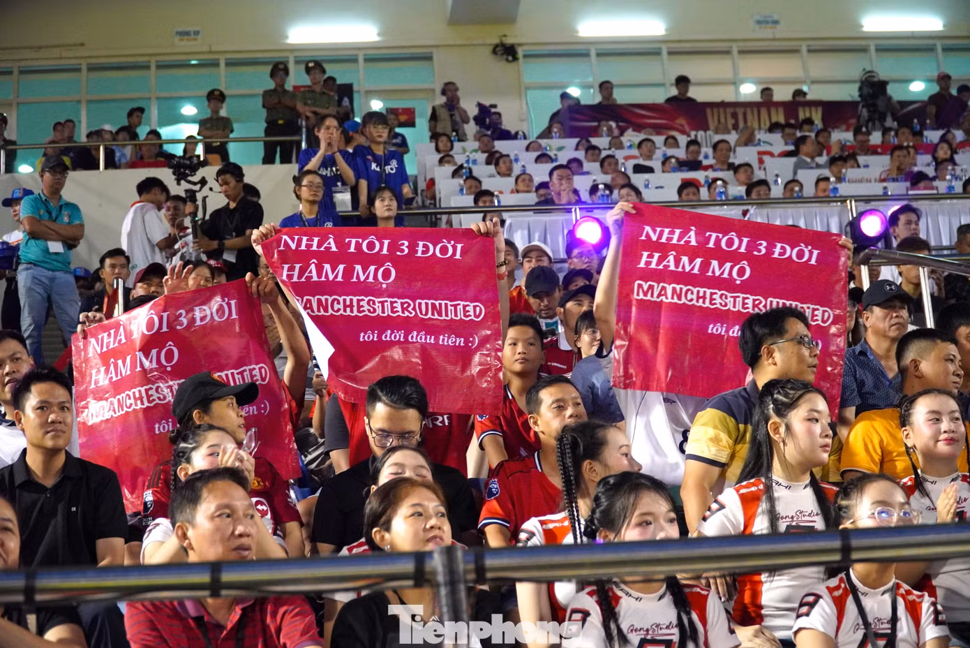 Hàng nghìn CĐV cùng những băng rôn hài hước đến cổ vũ 2 đội bóng.