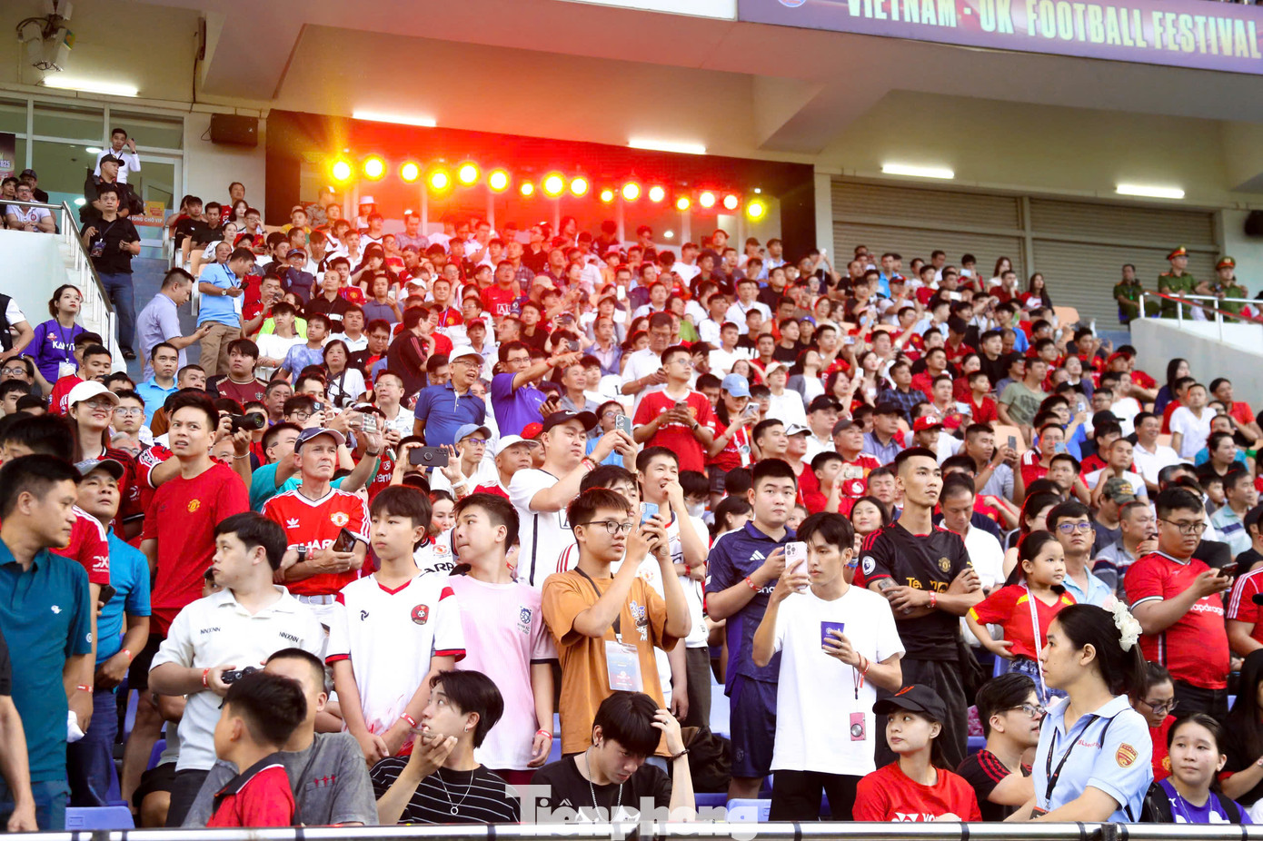 Sắc áo đỏ phủ khắp các khán đài. Anh Mạnh Hùng (Bình Dương) cho hay rất hâm mộ đội tuyển MU, đặc biệt là các cầu thủ Michael Owen, Paul Scholes, Ryan Giggs. Đêm qua, anh đã có mặt tại Đà Nẵng để dự buổi giao lưu, ký tặng của các thần tượng. “Do sự cố chuyến bay nên hai cựu cầu thủ Paul Scholes, Ryan Giggs tối qua không tới được, vậy nên hôm nay tôi đến sân thật sớm để thấy thần tượng của mình”, anh chia sẻ.