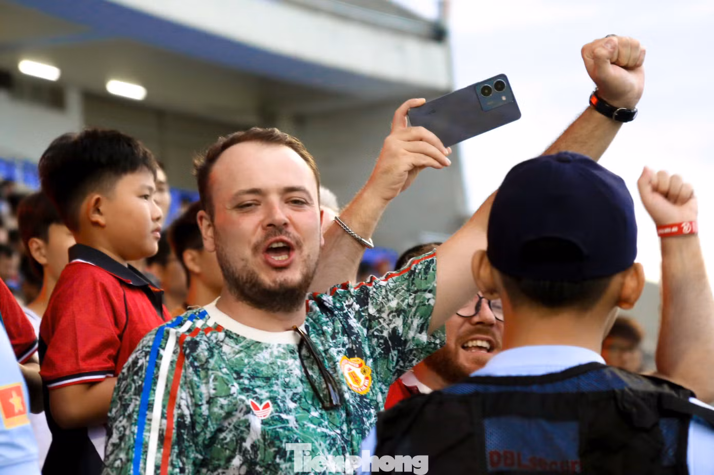 Hàng nghìn CĐV cùng những băng rôn hài hước đến cổ vũ 2 đội bóng.