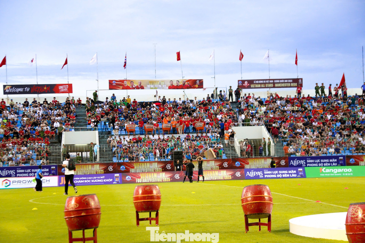 Ban tổ chức đã phát hành khoảng 17.000 vé cho trận giao hữu này. Vé được bán với mức thấp nhất từ 600.000 đồng cho khán đài C, D; khán đài B có giá 1 triệu đồng; khán đài A4 giá 1,2 triệu đồng; đắt nhất là khán đài A1, A2 với mức vé 1,5 triệu đồng.