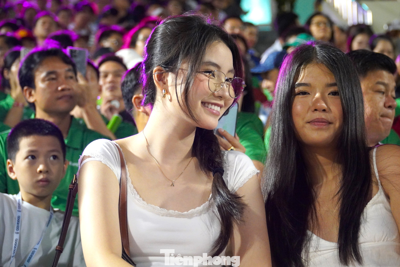 Hàng nghìn CĐV cùng những băng rôn hài hước đến cổ vũ 2 đội bóng.