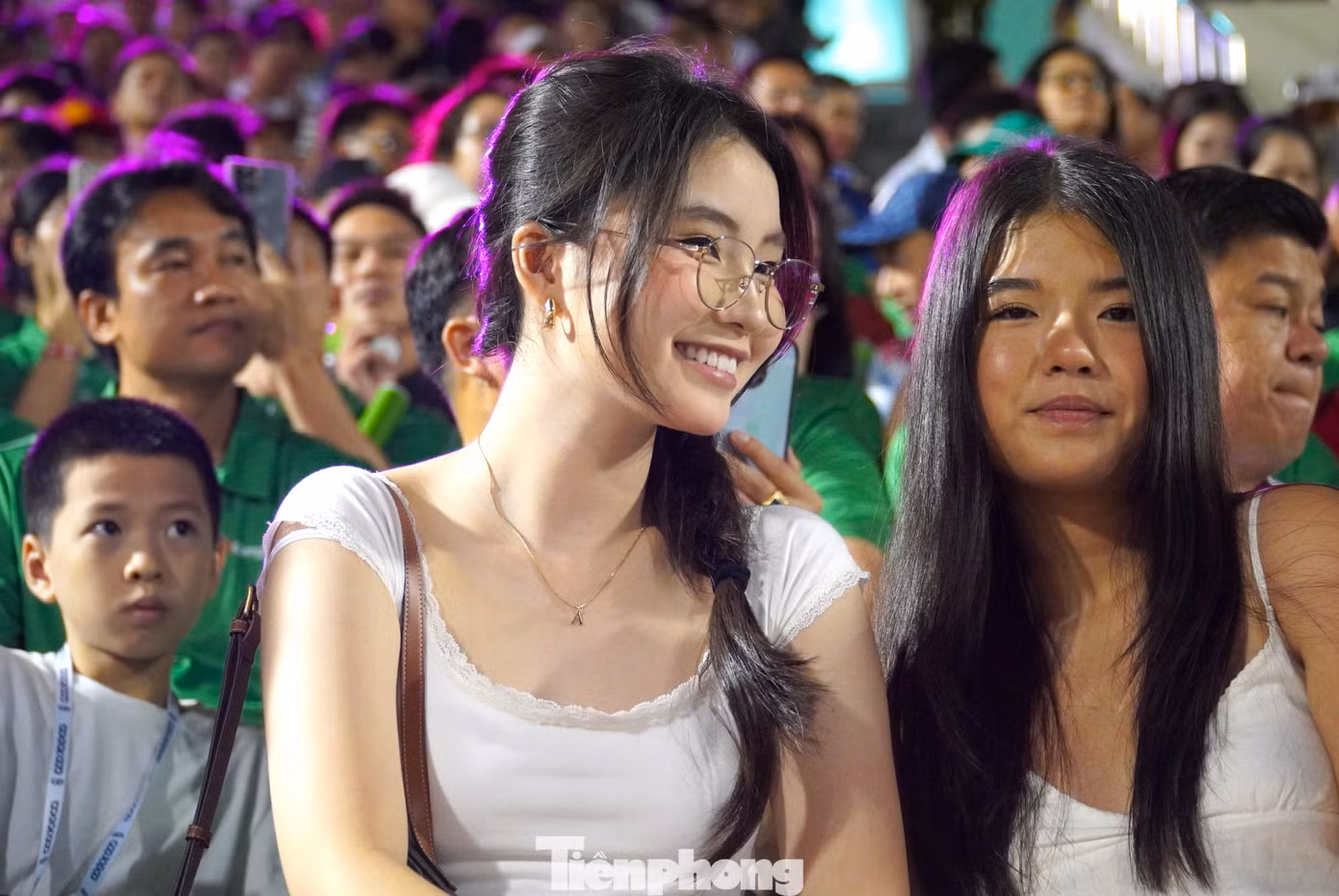 Hàng nghìn CĐV cùng những băng rôn hài hước đến cổ vũ 2 đội bóng.