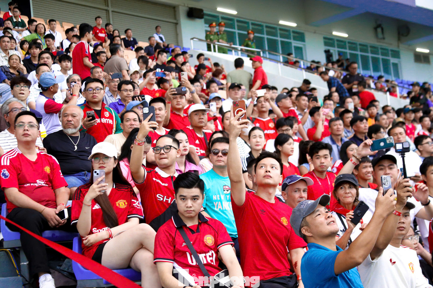 Sắc áo đỏ phủ khắp các khán đài. Anh Mạnh Hùng (Bình Dương) cho hay rất hâm mộ đội tuyển MU, đặc biệt là các cầu thủ Michael Owen, Paul Scholes, Ryan Giggs. Đêm qua, anh đã có mặt tại Đà Nẵng để dự buổi giao lưu, ký tặng của các thần tượng. “Do sự cố chuyến bay nên hai cựu cầu thủ Paul Scholes, Ryan Giggs tối qua không tới được, vậy nên hôm nay tôi đến sân thật sớm để thấy thần tượng của mình”, anh chia sẻ.
