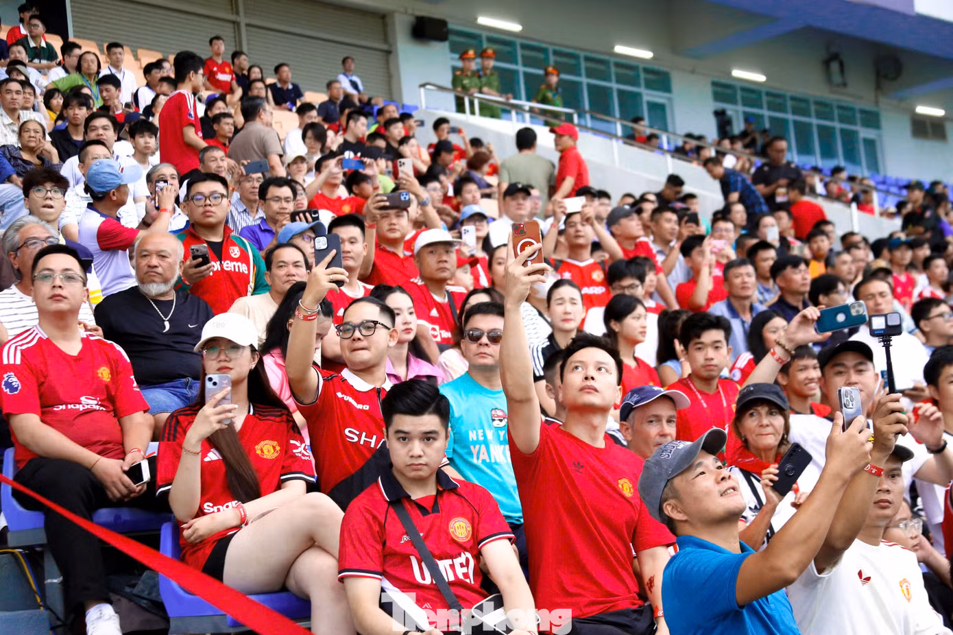 Sắc áo đỏ phủ khắp các khán đài. Anh Mạnh Hùng (Bình Dương) cho hay rất hâm mộ đội tuyển MU, đặc biệt là các cầu thủ Michael Owen, Paul Scholes, Ryan Giggs. Đêm qua, anh đã có mặt tại Đà Nẵng để dự buổi giao lưu, ký tặng của các thần tượng. “Do sự cố chuyến bay nên hai cựu cầu thủ Paul Scholes, Ryan Giggs tối qua không tới được, vậy nên hôm nay tôi đến sân thật sớm để thấy thần tượng của mình”, anh chia sẻ.