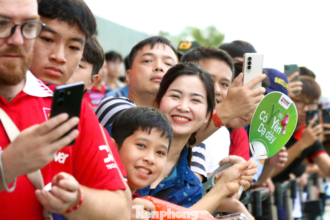 Nhiều gia đình đi cả bố mẹ, con cái, cô chú đến sân vận động vì cùng yêu thích đội tuyển MU. Đây là cơ hội không dễ có để họ gặp các huyền thoại một thời.