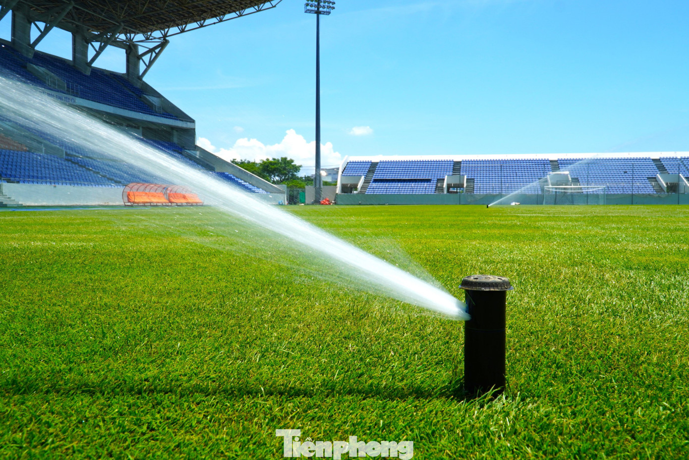 Để đảm bảo cỏ sống tốt, trên sân trang bị 24 đầu phun tưới. Trong thời tiết nắng nóng sẽ tưới 4 lần/ngày.