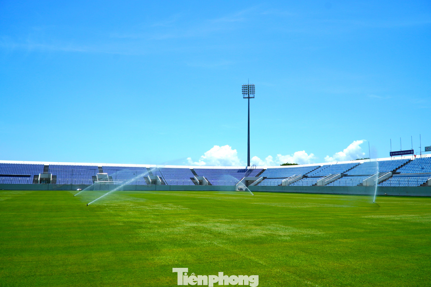 Để đảm bảo cỏ sống tốt, trên sân trang bị 24 đầu phun tưới. Trong thời tiết nắng nóng sẽ tưới 4 lần/ngày.