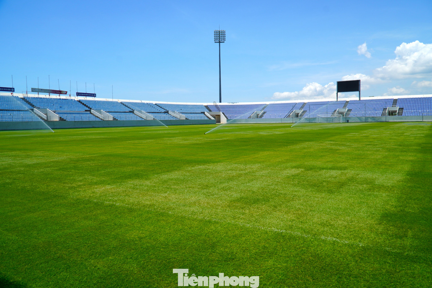Thảm cỏ tự nhiên có tiêu chuẩn tương đương với mặt sân của các sân vận động quốc gia các nước trên thế giới. Ông Nguyễn Trọng Thao, Phó Giám đốc Sở Văn hóa, Thể thao và Du lịch Đà Nẵng khẳng định sân Hoà Xuân sau khi “lên đời” là sân cỏ đẹp nhất Việt Nam.