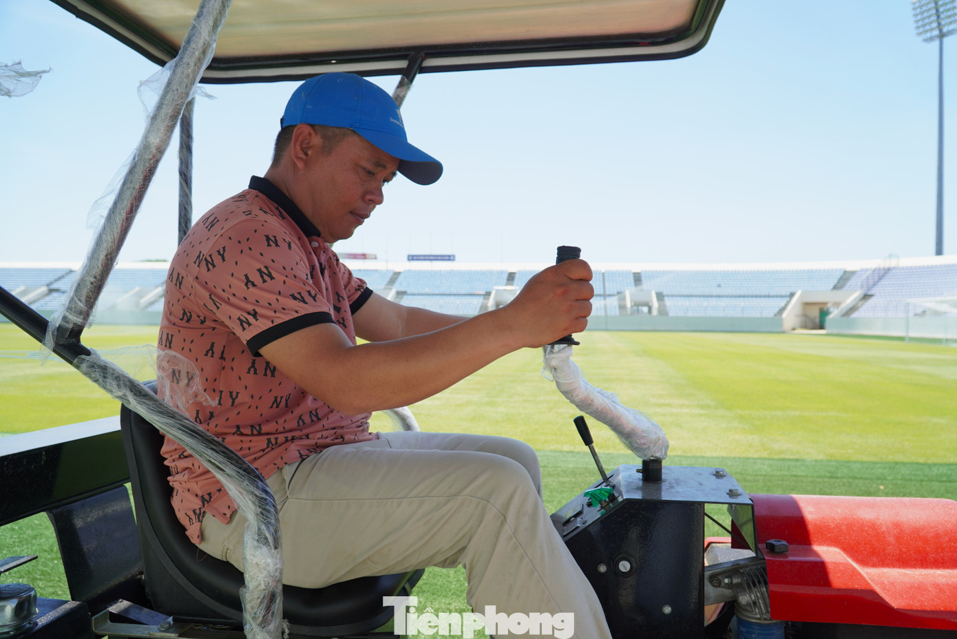 Hiện sân vận động Hòa Xuân đã hoàn thành việc nâng cấp, cải tạo. Trận bóng giữa các ngôi sao Việt Nam và dàn huyền thoại MU sẽ là trận đầu tiên của sân Hòa Xuân. Ngay trước ngày diễn ra trận giao hữu, sân sẽ được cắt cỏ lại và tiến hành kẻ vạch.