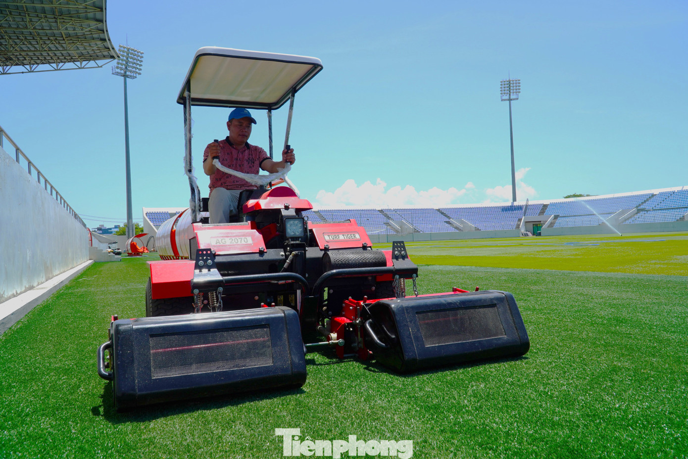 Sân cũng được trang bị máy lu sân, máy cắt cỏ chuyên dụng 3 dao, có tính năng tạo sọc cho mặt sân bóng đá. Đồng thời thay mới thiết bị sân bóng đạt chuẩn thi đấu như khung thành, cột cờ góc…