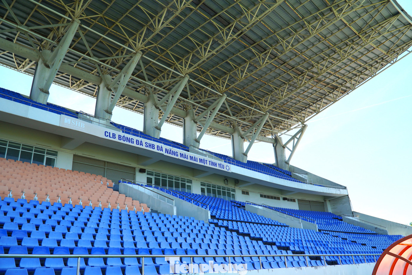 Sân có sức chứa 20.000 chỗ ngồi, được xây dựng xây trên diện tích đất hơn 66.500 m2 và đưa vào sử dụng năm 2016. Tối 27/6, trận bóng giữa các ngôi sao Việt Nam và dàn huyền thoại MU sẽ diễn ra trên sân vận động Hòa Xuân, với sự xuất hiện của Michael Owen, Paul Scholes, Ryan Giggs, Teddy Sheringham, Wes Brown…