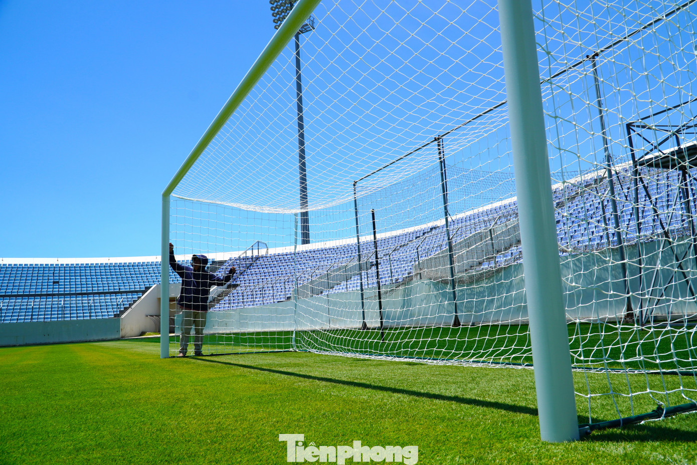 Sân cũng được trang bị máy lu sân, máy cắt cỏ chuyên dụng 3 dao, có tính năng tạo sọc cho mặt sân bóng đá. Đồng thời thay mới thiết bị sân bóng đạt chuẩn thi đấu như khung thành, cột cờ góc…