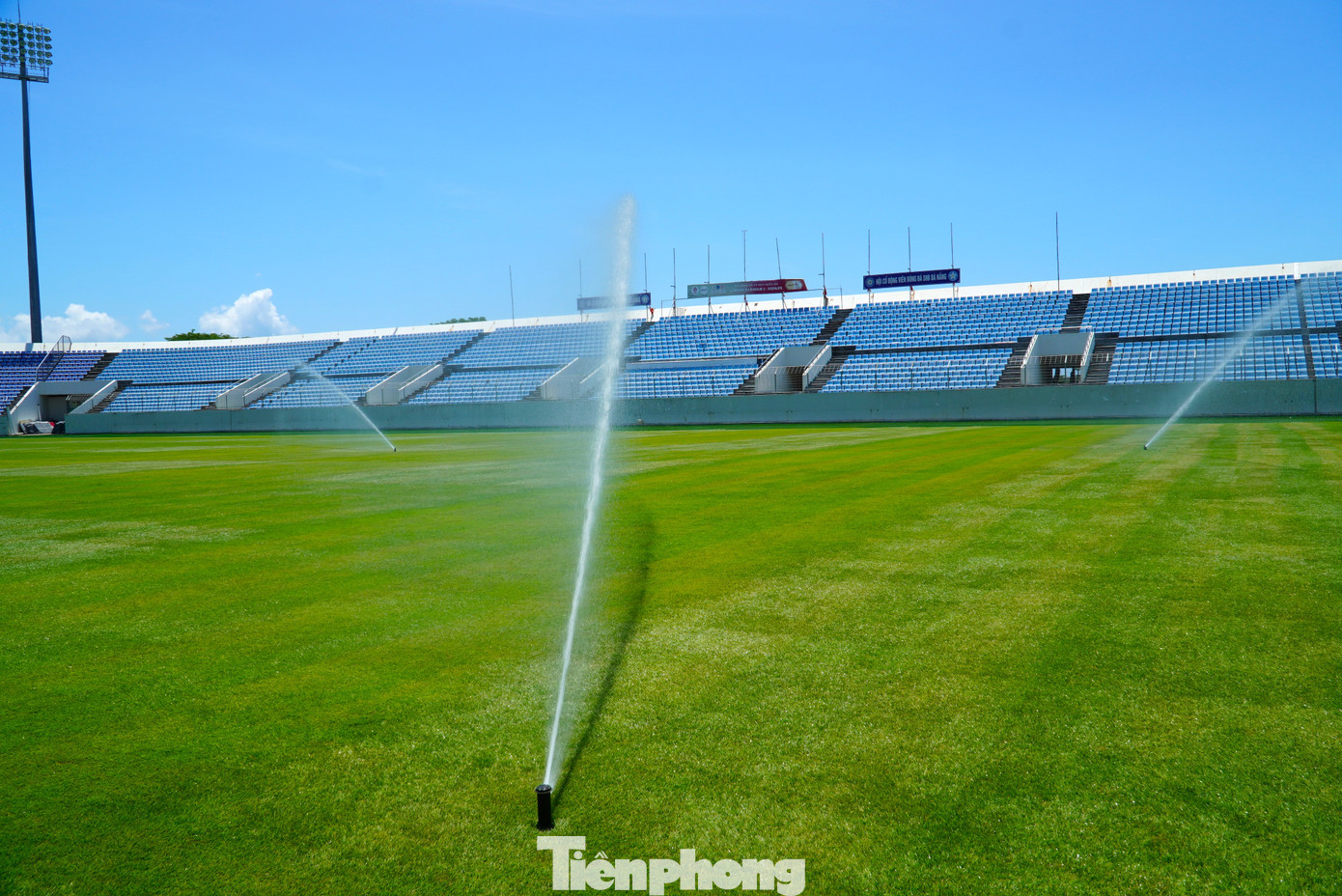 Để đảm bảo cỏ sống tốt, trên sân trang bị 24 đầu phun tưới. Trong thời tiết nắng nóng sẽ tưới 4 lần/ngày.