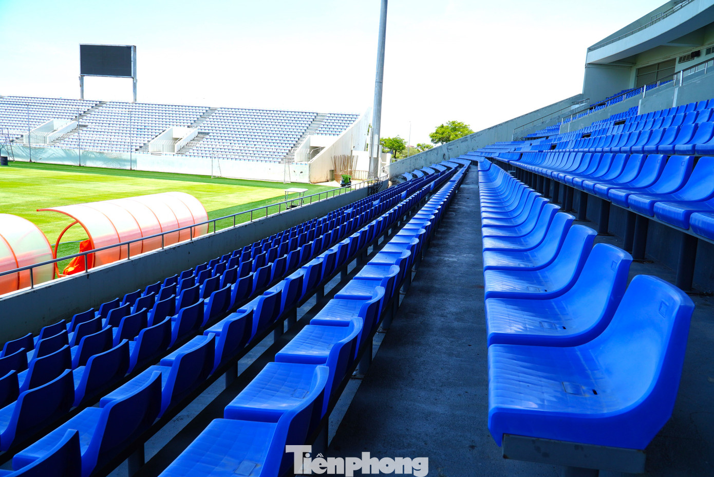 Sân có sức chứa 20.000 chỗ ngồi, được xây dựng xây trên diện tích đất hơn 66.500 m2 và đưa vào sử dụng năm 2016. Tối 27/6, trận bóng giữa các ngôi sao Việt Nam và dàn huyền thoại MU sẽ diễn ra trên sân vận động Hòa Xuân, với sự xuất hiện của Michael Owen, Paul Scholes, Ryan Giggs, Teddy Sheringham, Wes Brown…