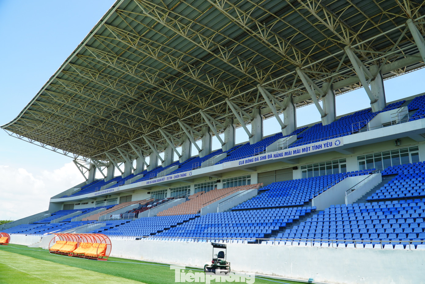 Ban tổ chức phát hành 17.000 vé cho tất cả các khán đài. Vé được bán với mức thấp nhất từ 600.000 đồng cho khán đài C, D; khán đài B có giá 1 triệu đồng; khán đài A4 giá 1,2 triệu đồng; đắt nhất là khán đài A1, A2 với mức vé 1,5 triệu đồng.